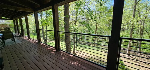 Walk to the water log cabin, access to dock, hot tub, fire pit, grill, spacious