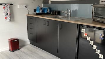 Refrigerador, horno, parrilla de estufa y tetera eléctrica