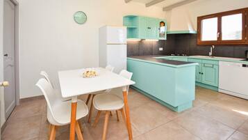 Een koelkast, een oven, een kookplaat, een vaatwasser