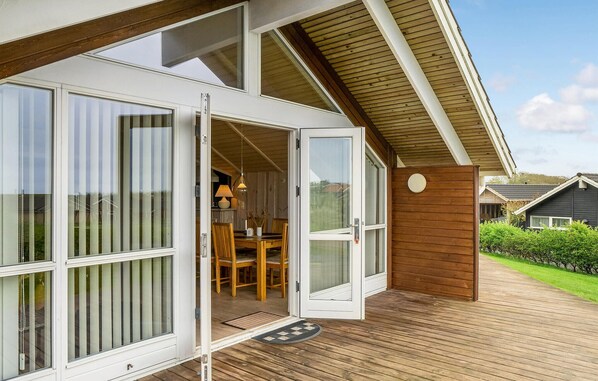 Outdoor dining - Stunning home in Vinderup with sauna (Vinderup)