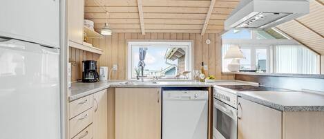 ثلاجة، موقد طهي مسطح، غسالة أطباق، ماكينة لصنع القهوة/الشاي