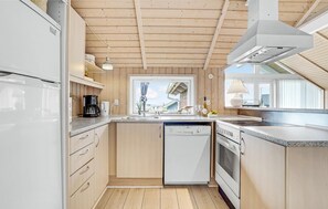 Fridge, stovetop, dishwasher, coffee/tea maker - Stunning home in Vinderup with sauna (Vinderup)