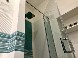 Doccia, asciugacapelli, bidet, asciugamani