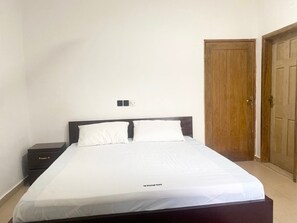 4 bedrooms, iron/ironing board, free WiFi, bed sheets - Cosy Rooms Away in a Stunning House (Koforidua)