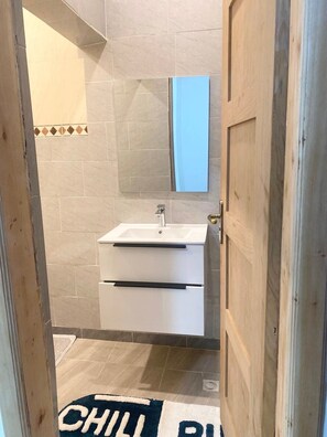 Shower, towels - Cosy Rooms Away in a Stunning House (Koforidua)