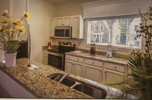 冰箱、微波炉、烤箱、炉灶