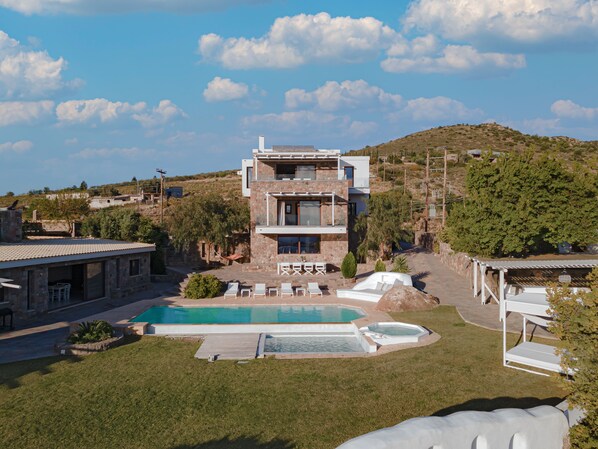 Piscina all'aperto, lettini