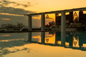 Alberca al aire libre y camastros 