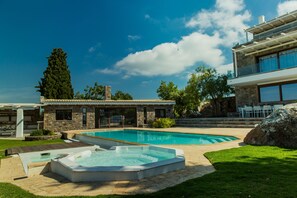 Piscina all'aperto, lettini