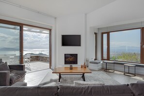 Smart TV, chimenea, videojuegos y tenis de mesa 