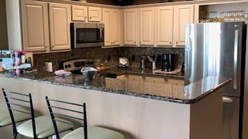 Kjøleskap, mikrobølgeovn, ovn og kokeplater