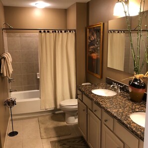 Combined shower/bathtub, towels - Indies 110 | 3BR/3BA Gulf-View Condo | Sleeps 8 | Beautifully Updated (Gulf Shores)