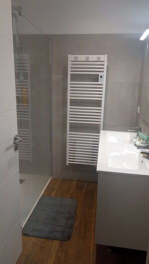 Hårføner og toalettpapir