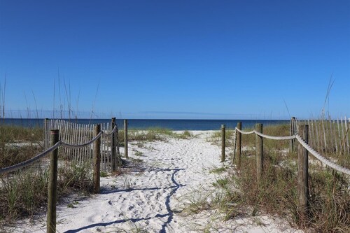 PEACEFUL EASY FEEELING OFFERS GULF VIEWS & STEPS FROM BEACH! COMMUNITY POOL!