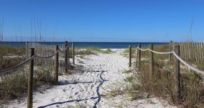 PEACEFUL EASY FEEELING OFFERS GULF VIEWS & STEPS FROM BEACH! COMMUNITY POOL!