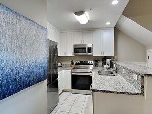 Frigorifero, microonde, forno, piano cottura