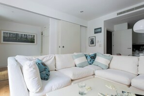 Apartment (1 Bedroom) | Living area | TV - Blandford Street II by Onefinestay (London)
