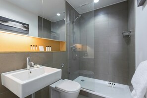 Apartment (1 Bedroom) | Bathroom | Separate bathtub and shower, hair dryer, towels - Blandford Street II by Onefinestay (London)
