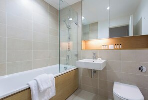 Căn hộ (1 Bedroom) | Phòng tắm | Bồn tắm và buồng tắm vòi sen riêng, máy sấy tóc, khăn tắm 