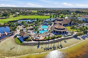 Ein Golfplatz mit Schwimmbad, Clubhaus und Strandbereich.