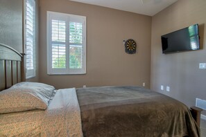 3 habitaciones, tabla de planchar con plancha, wifi y ropa de cama 