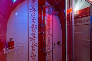 Dusche, Bidet, Handtücher, Seife