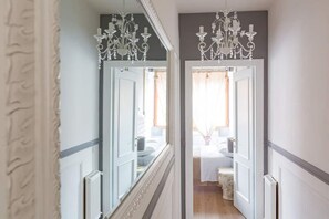 2 chambres, coffres-forts dans les chambres, fer et planche à repasser