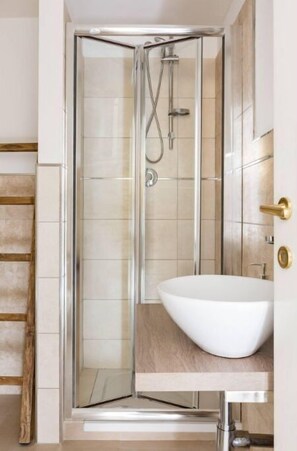 Dusche, Haartrockner, Bidet, Handtücher