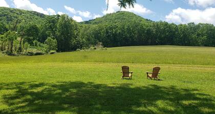 Farm house at the Peach Orchard in Mtns - Pet Friendly