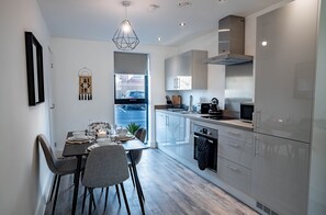 Luxury Apartment | Private kitchen | Full-sized fridge, oven, stovetop, dishwasher - The Interchange Apartment by Opulent (Salford)