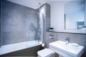 Shower, free toiletries, hair dryer, soap - The Interchange Apartment by Opulent (Salford)