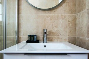 Luxury Apartment | Bathroom | Towels