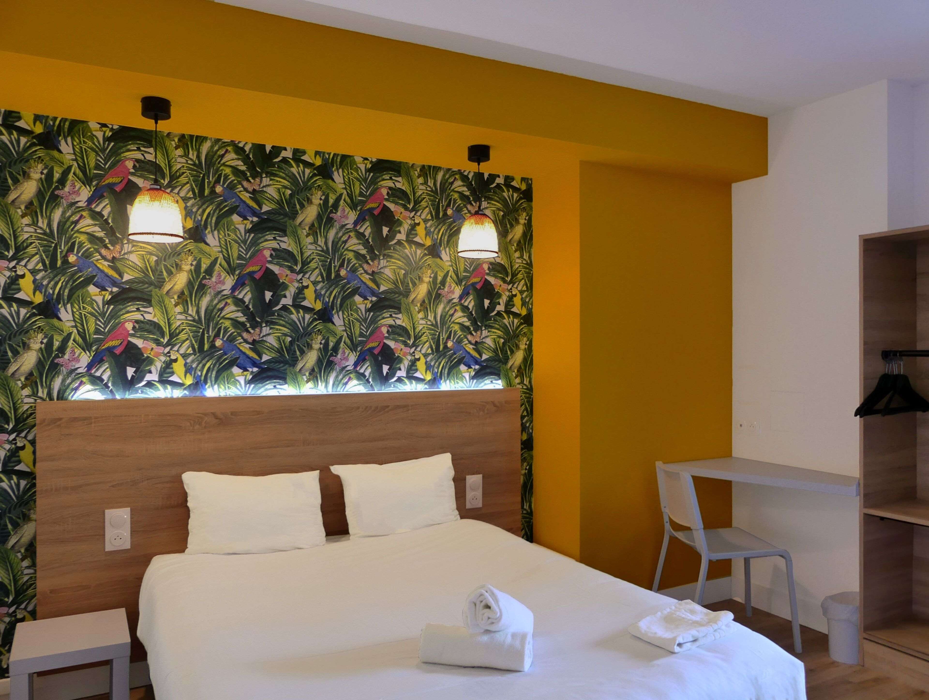 laptop workspace, soundproofing, free wifi, bed sheets