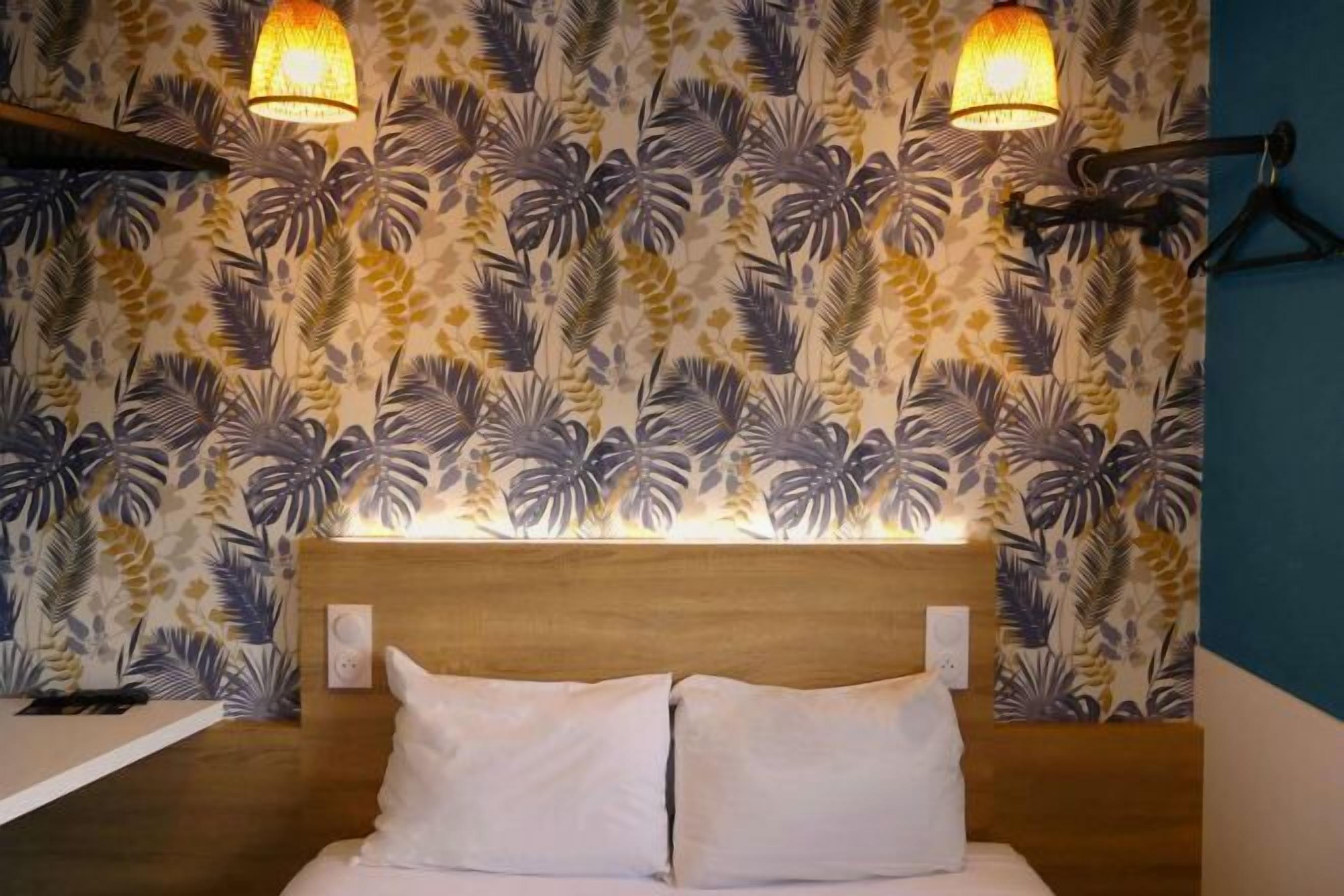 Laptop workspace, soundproofing, free WiFi, bed sheets