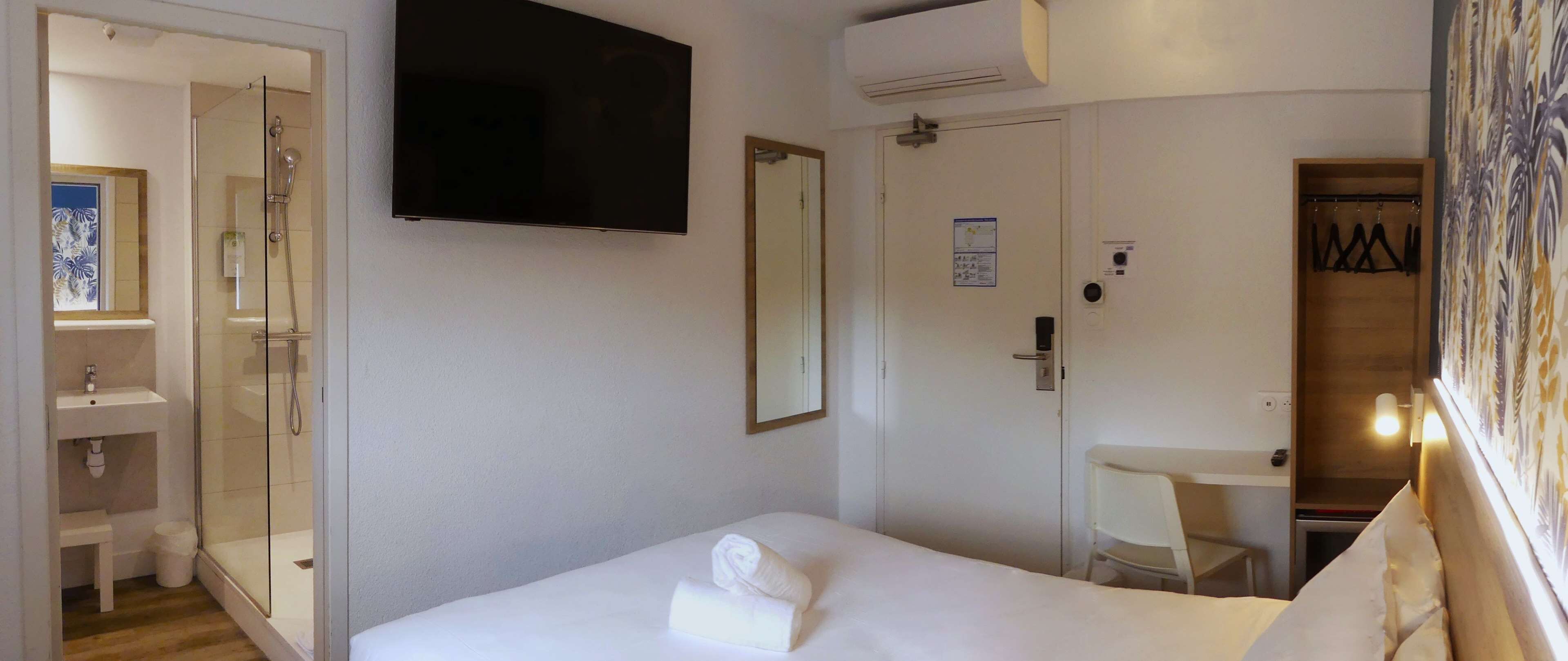 comfort room, 1 double bed | laptop workspace, soundproofing, free wifi, bed sheets
