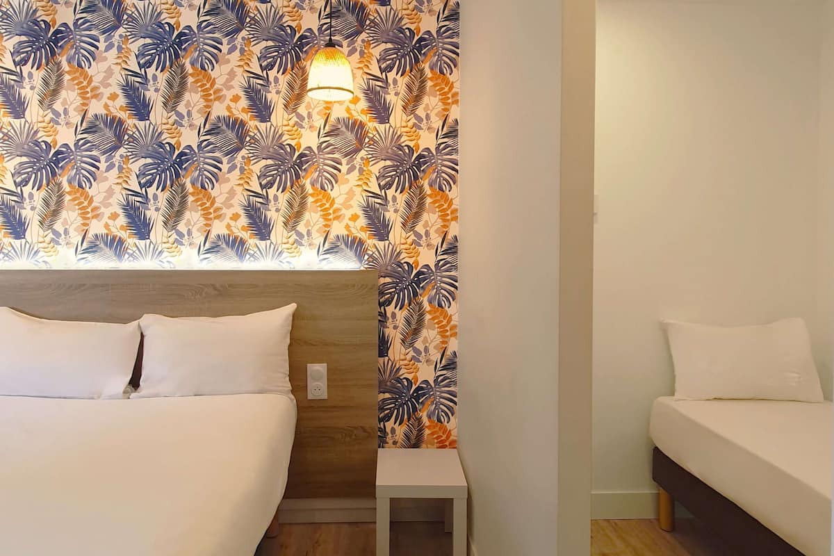 family room, multiple beds | laptop workspace, soundproofing, free wifi, bed sheets