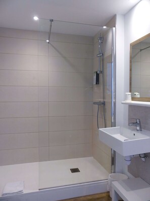 Douche, articles de toilette écologiques, serviettes fournies