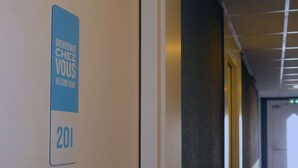 A hallway with a sign reading "Bienvenue Chez Vous Welcome Home 201" on the wall. - Kyriad ECO - Toulon Ouest La Seyne sur Mer (La Seyne-sur-Mer)