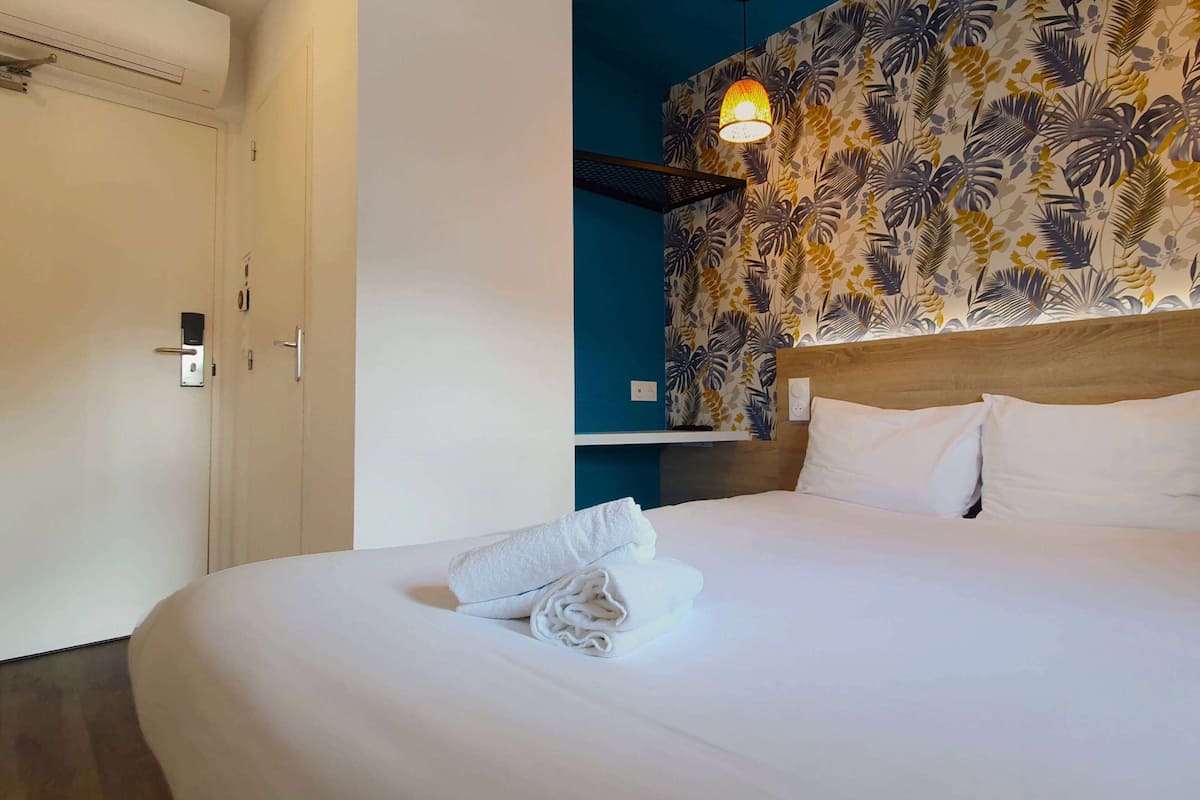 standard room, 1 double bed | laptop workspace, soundproofing, free wifi, bed sheets