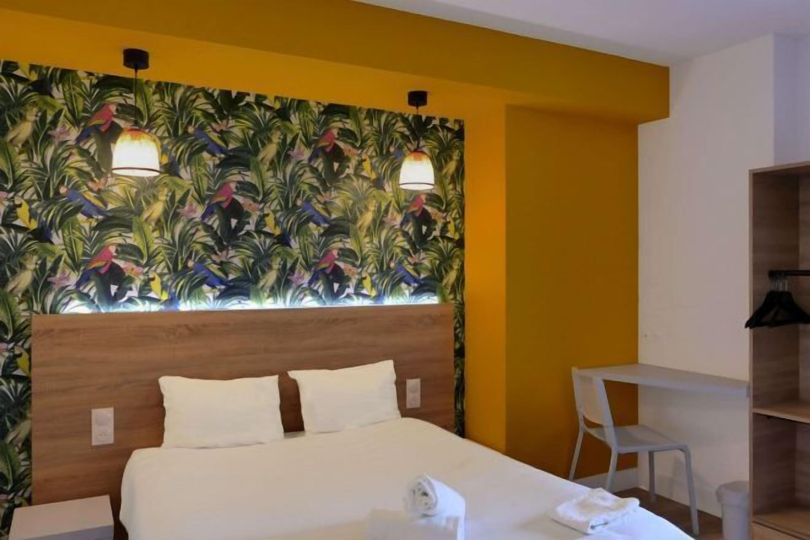 Laptop workspace, soundproofing, free WiFi, bed sheets