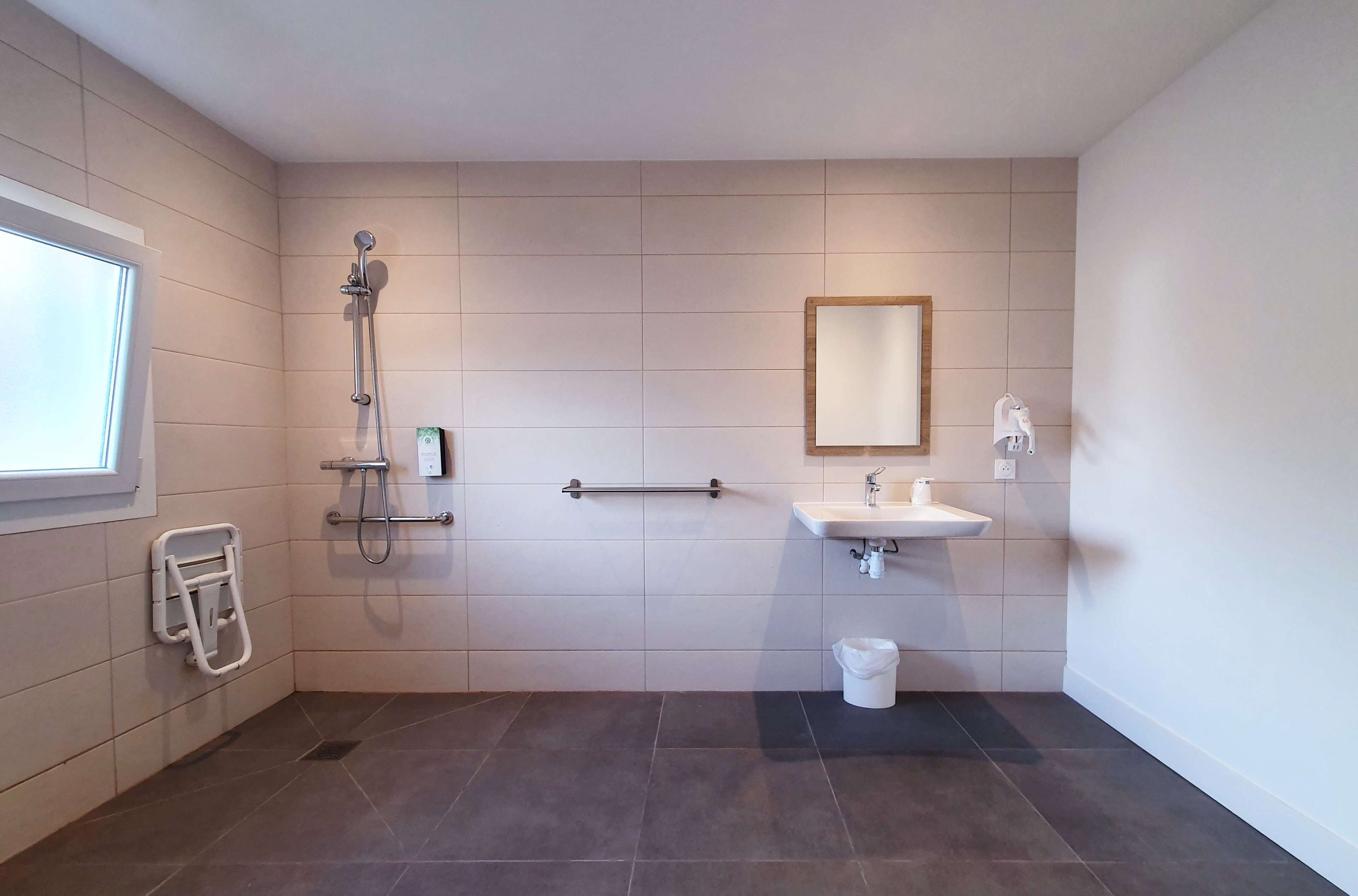 laptop workspace, soundproofing, free wifi, bed sheets