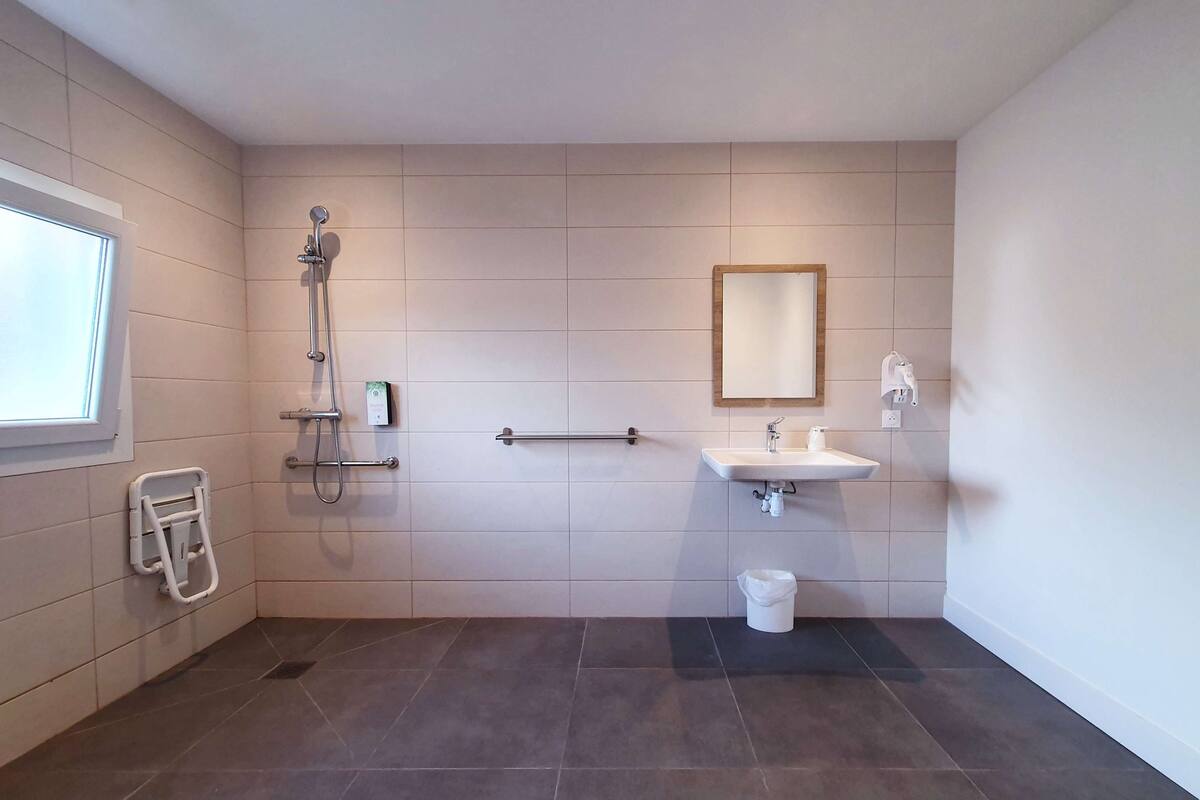 laptop workspace, soundproofing, free wifi, bed sheets