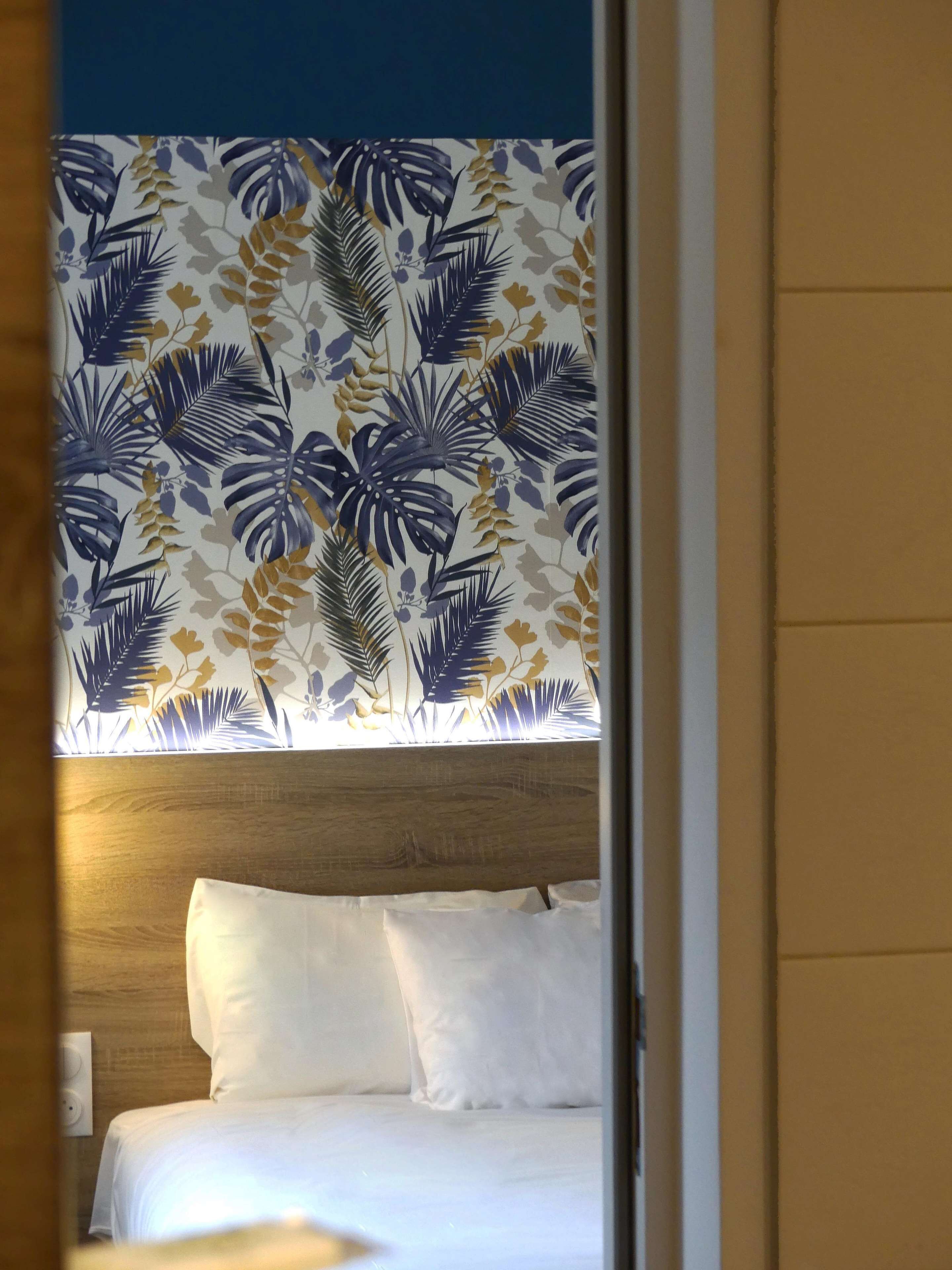 comfort room, 1 double bed | laptop workspace, soundproofing, free wifi, bed sheets