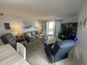 Condo, 2 Bedrooms | Living area