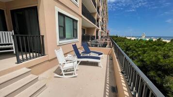 Condo, 2 Bedrooms | Property grounds