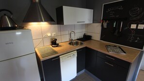 Refrigerador, lavavajillas y utensilios de cocina 