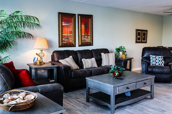 Condo, 2 Bedrooms | Living area