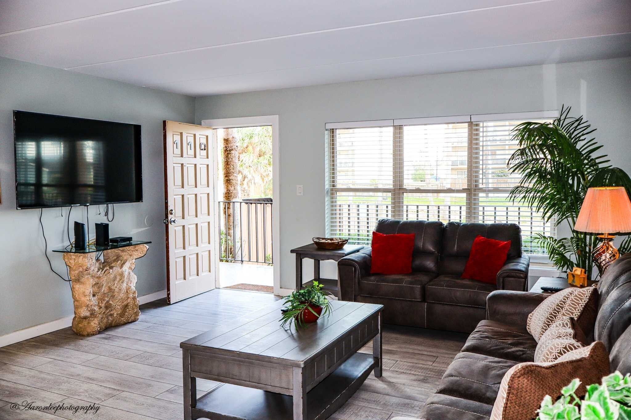 Condo, 2 Bedrooms | Living area