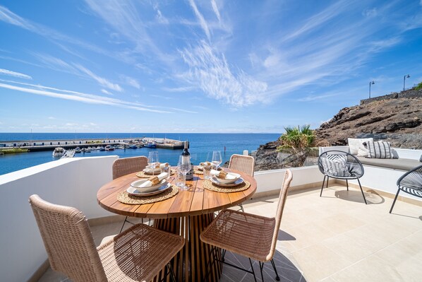 Outdoor dining - Casa Galana | Stylish apartment on the seafront (Tías)