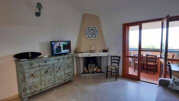 Een smart-tv en een open haard